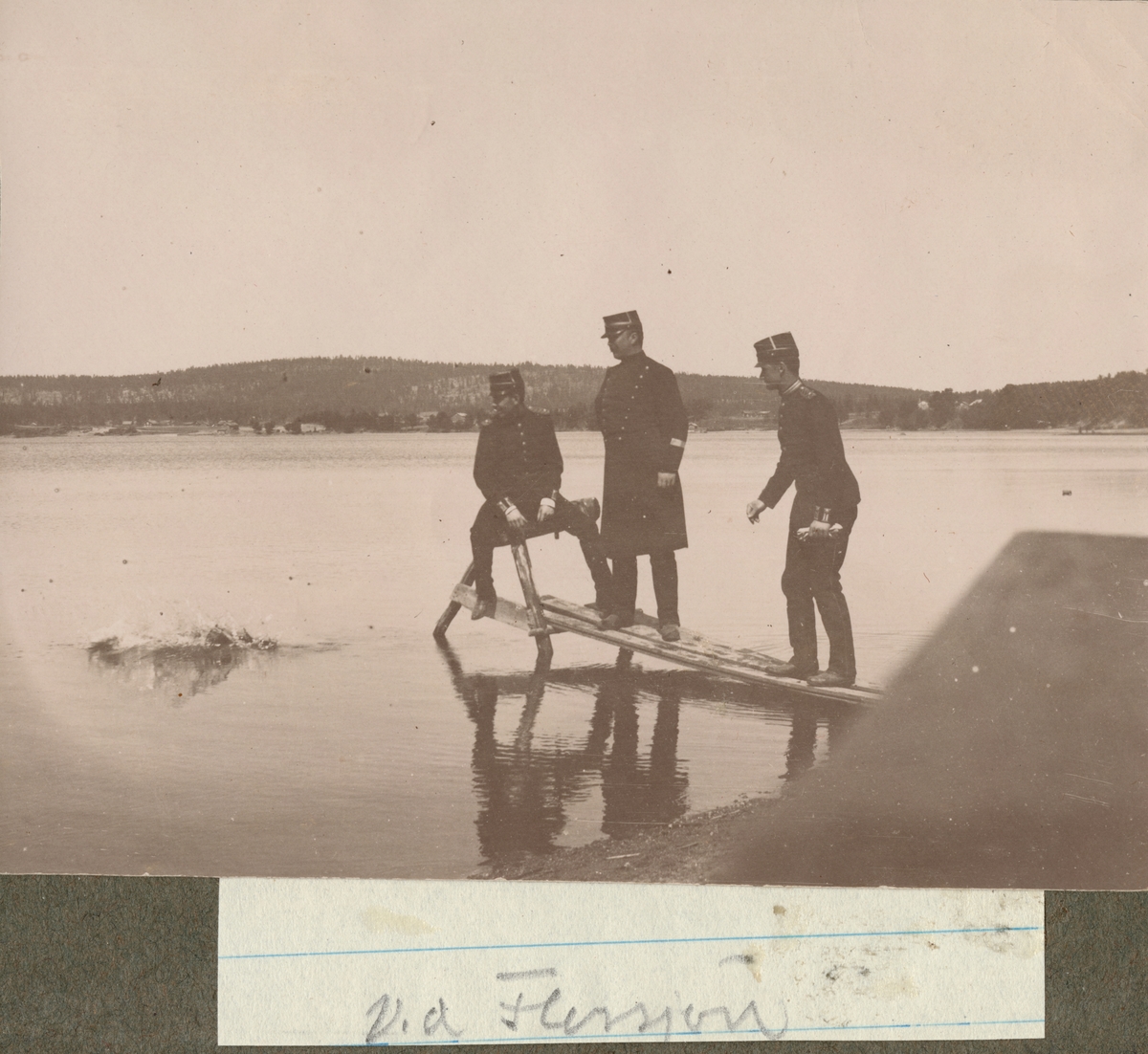 Tre officerare från Hälsinge regemente på en brygga vid Florsjön.