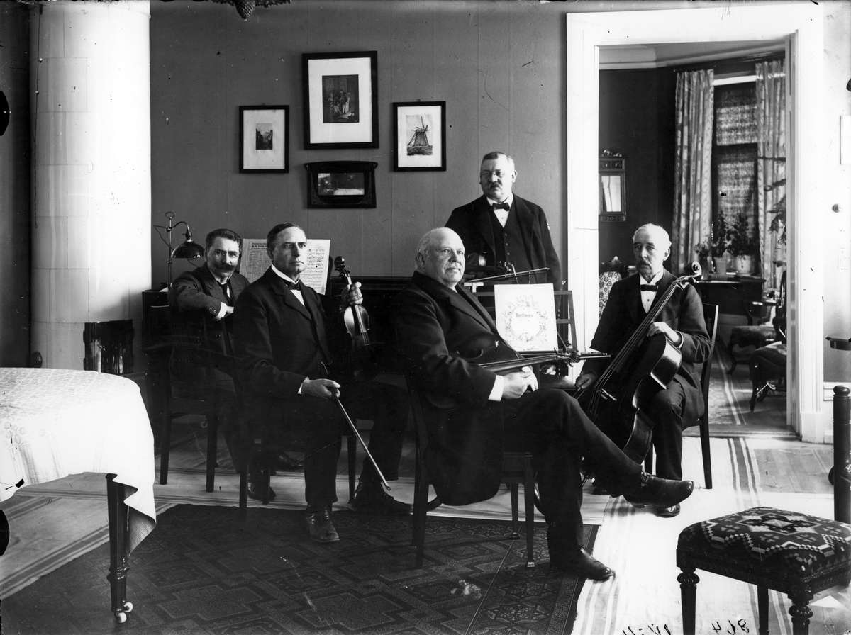 Musikkvintett, ca 1920 Fr.v. Musikdir. G. Ekman, Kyrkoh. Karl Örström, Hamnfogde C.J. Gustafsson, Apotekare A.E Sjöberg, Grosshandlare F. Holmgren.
