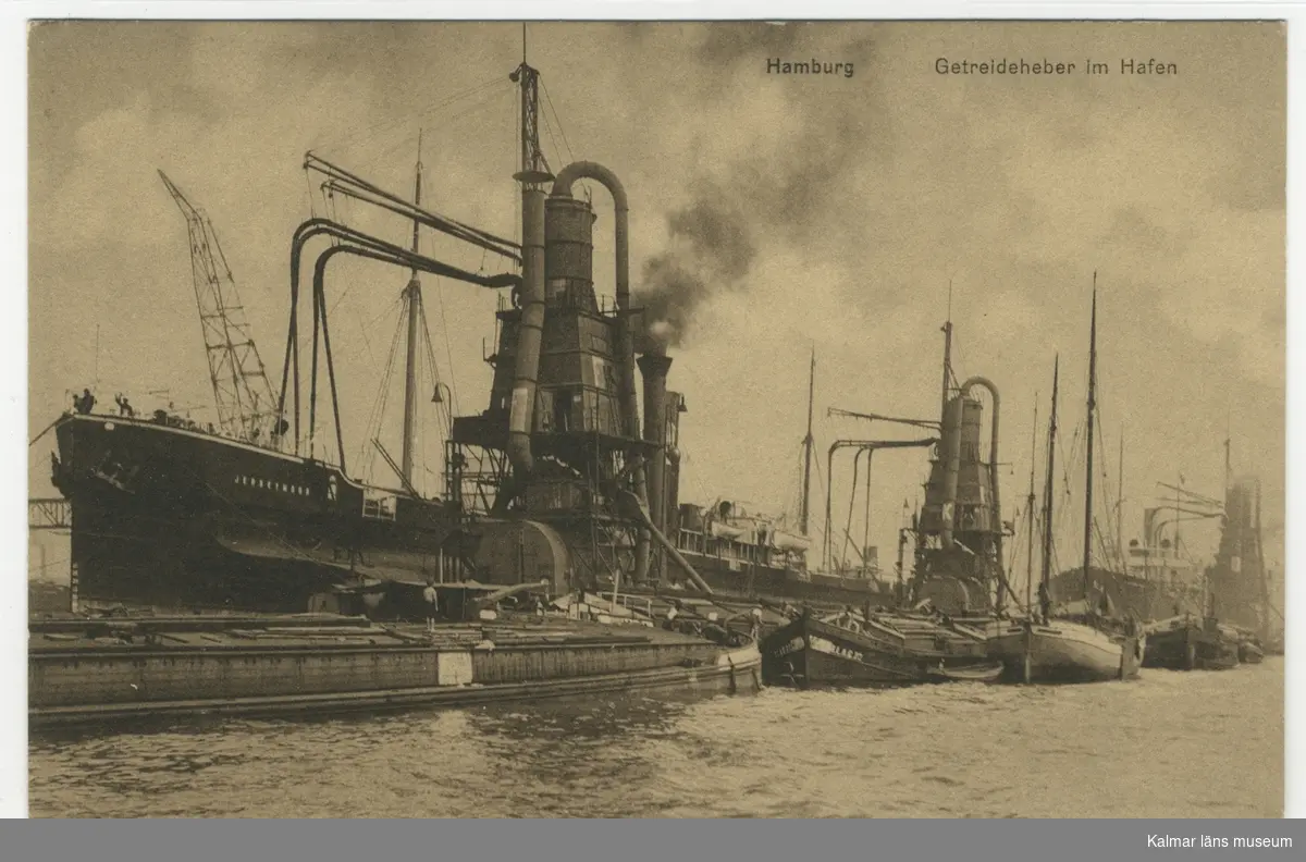 Hamburgs hamn med fraktfartyg och mindre skutor, som ligger för lastning och lossning.