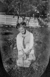 "Gudrun(?) i haven" Fra et fotoalbum tilhørende Ellinor Will