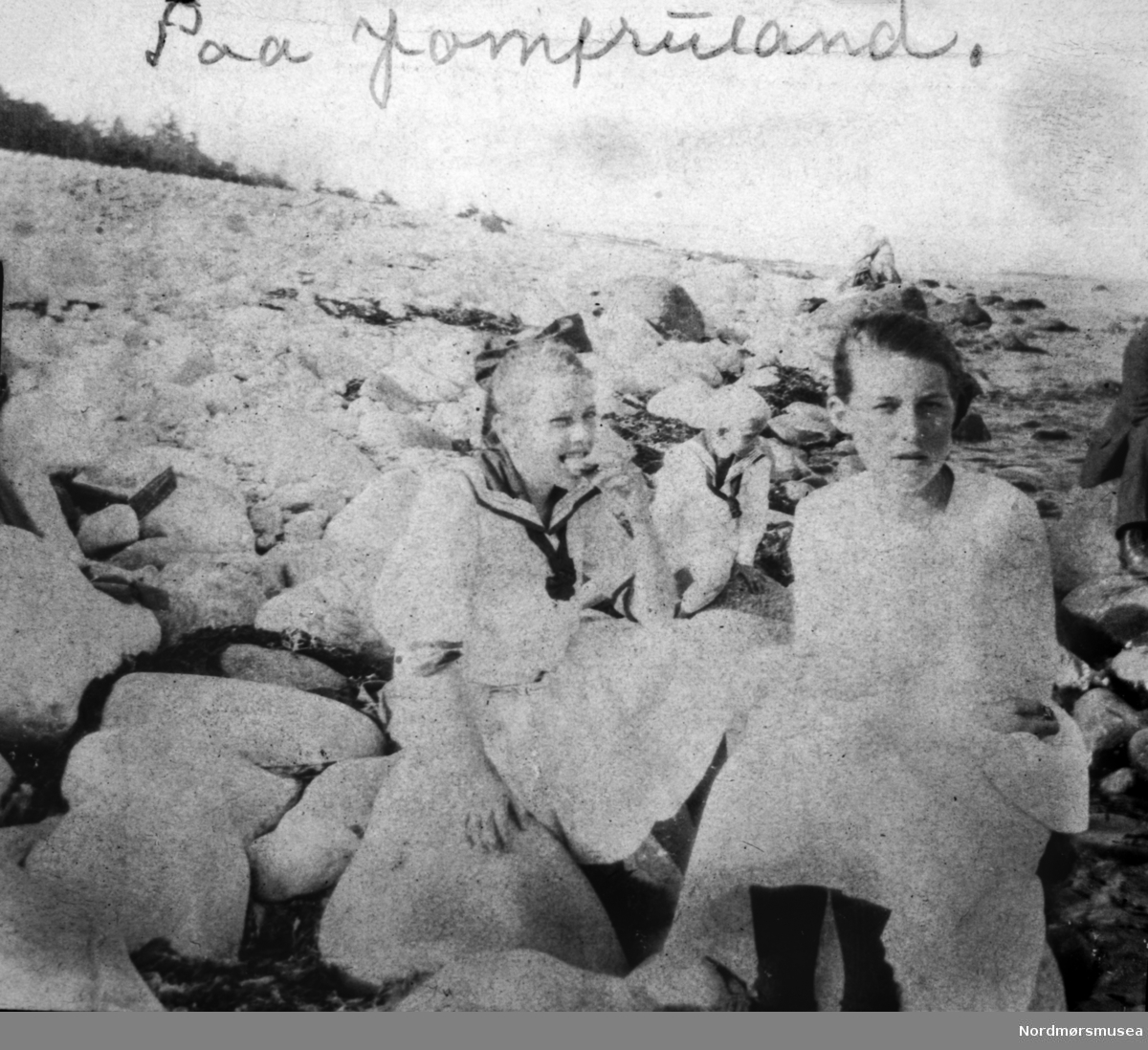 "Paa Jomfuland." Fra et fotoalbum tilhørende Ellinor Williams-Phakdikun (1905-1963). Kan være fra Kragerø. Fra Nordmøre museums fotosamlinger.