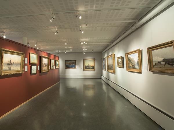Gramsalen på museet, fløy med sjøstykker, malerier av skip, på begge sider.. Foto/Photo