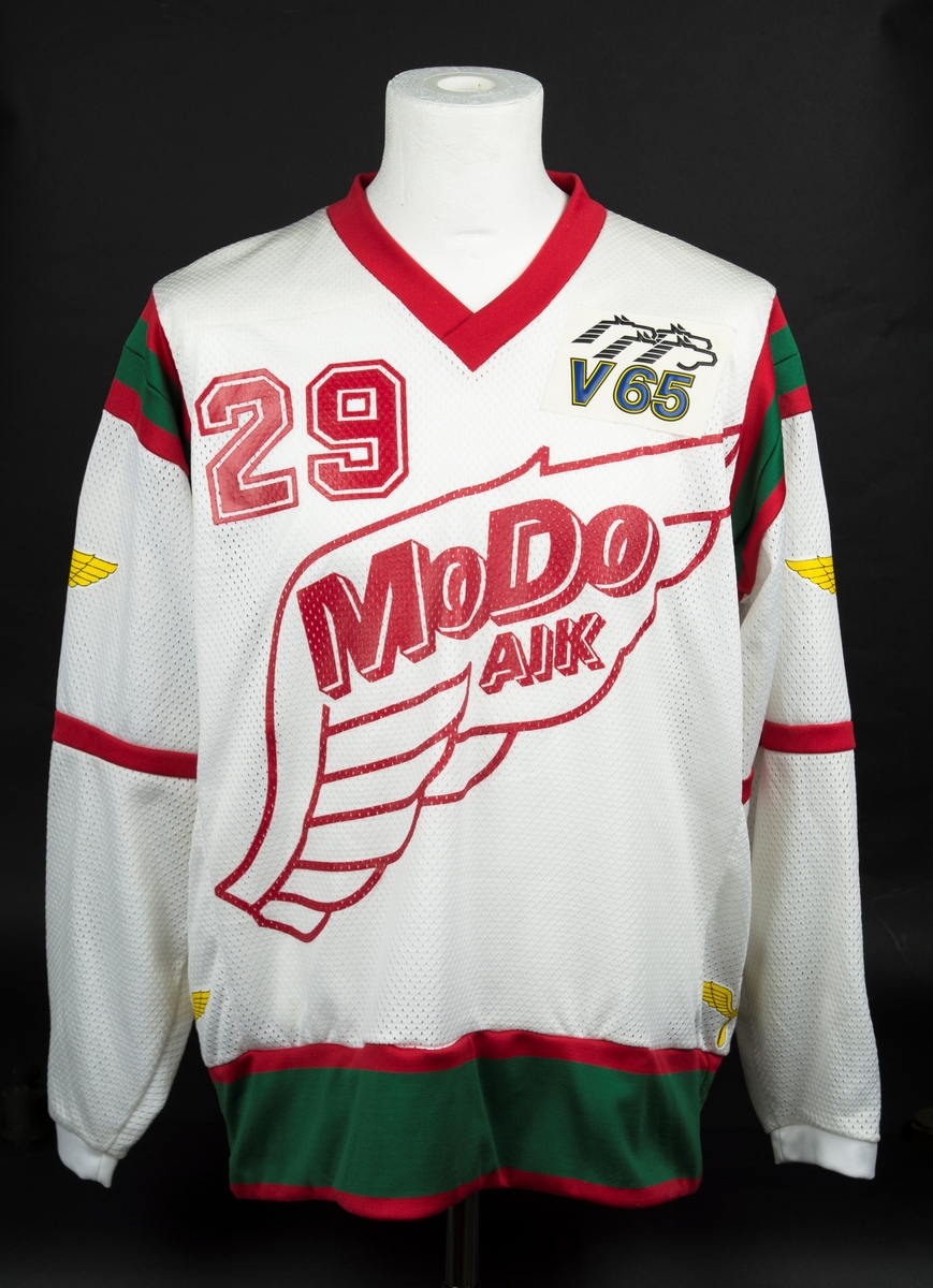 Ishockeytröja.  Flygvapnet sponsrade MODO 1979-1985. Tröjan har nummer 29, buren som målvaktströja av Dick Andersson och Hardy Åström.