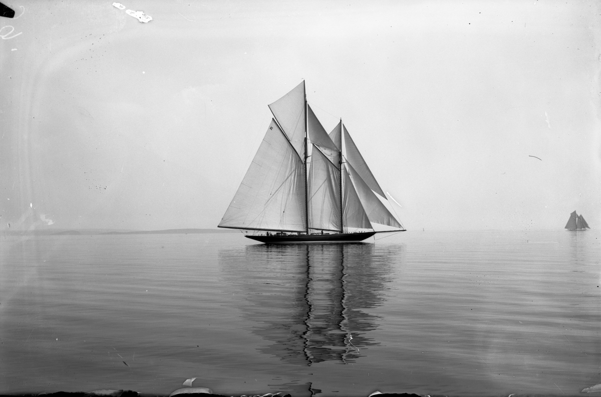 Seilbåter i regatta. 'Hamburg 2' under jubileumsregattaen i 1914