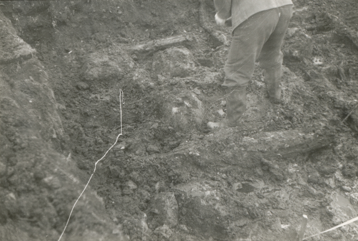 Dokumentasjonsbilder i serie fra arkeologiske utgravingar ved Borgund Prestegard 1940.