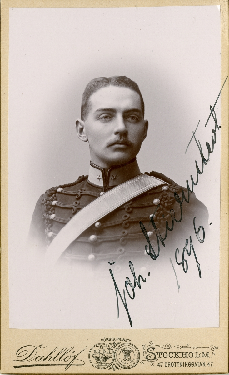 Porträtt av Johan Stiernstedt, underlöjtnant vid Första Svea artilleriregemente.