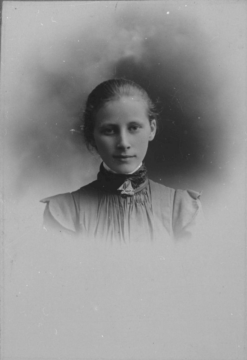 Portrett, av Konstanse Olsen født 1887.