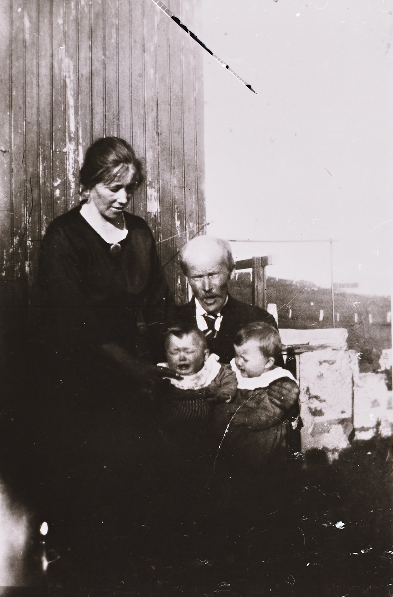 Anna og Ludvig Andreassen med tvillingene Eli og Eliot. Frovåghamn
