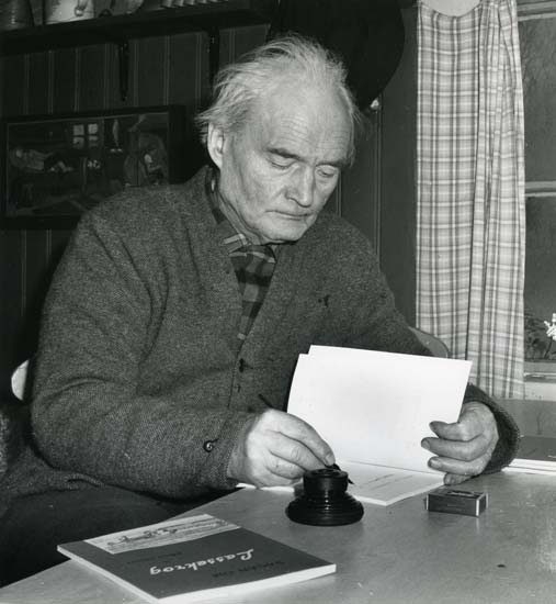 Albert signerar boken om Lassekrog den 16 december 1962.