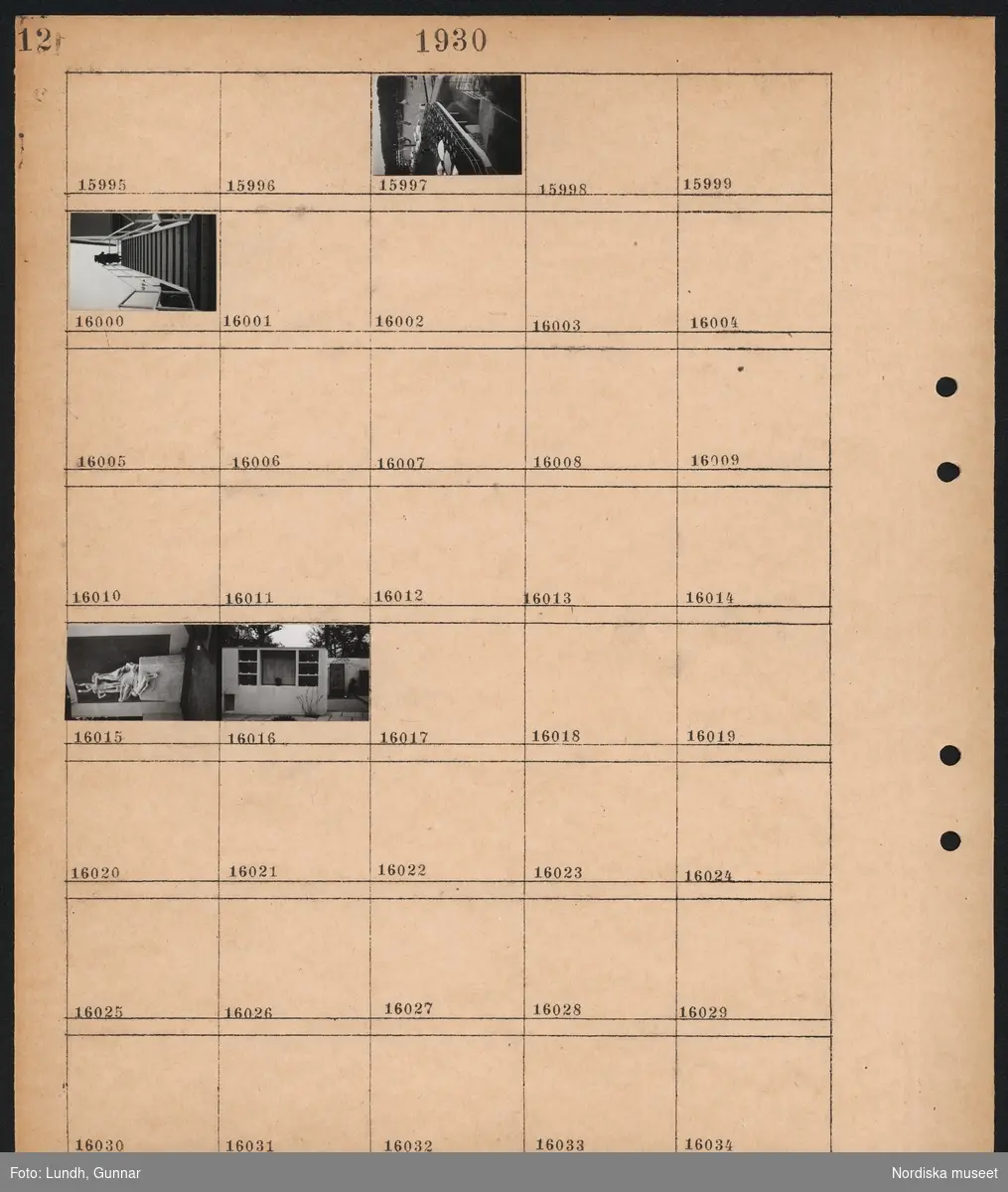 Motiv: Stockholmsutställningen 1930, Paradiset, Egna hem, Utsikt från pressläktaren;
Vy över utställningen, person går i trappa, staty, kiosk för försäljning.