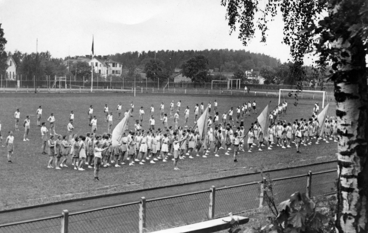 Gymnastikuppvisning på Köpings IP (idrottsplatsen) den 8 juni 1936, högtidstal av Disponent Omar Hallström.
