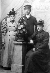 Portrett av Karoline Olsen, Martin Iversen Lekangen, f.1863 