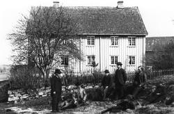 Våningshuset på gården Bråte vestre i Hobøl ca. 1880. Eier H