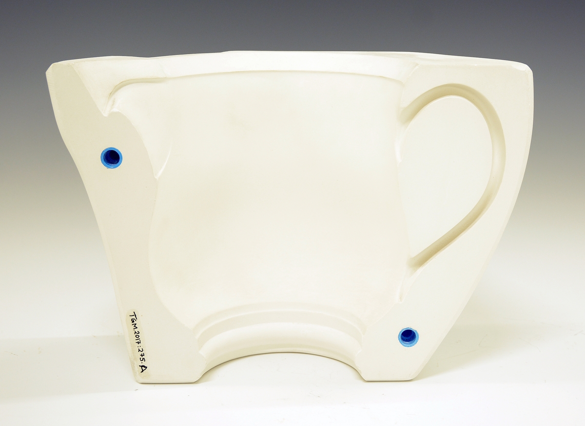 Del av støpeform til kanne.
Modell 2590 av Leif Helge Enger.