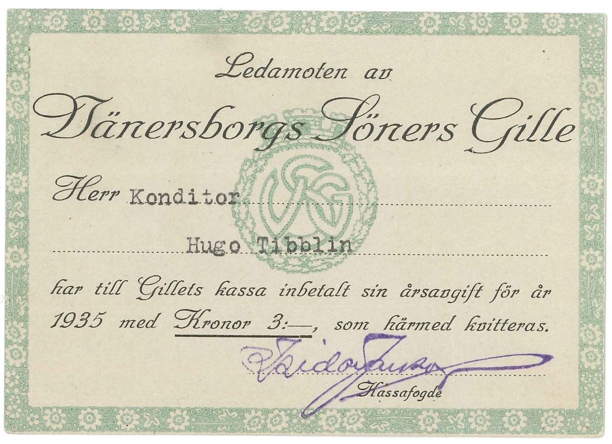 Medlemskort från Vänersborgs Söners Gille. Ljusblått kort med svart tryck. 
Kortet avser år 1935 och för Konditor Hugo Tibblin. Kortet är undertecknat av föreningens kassafogde.