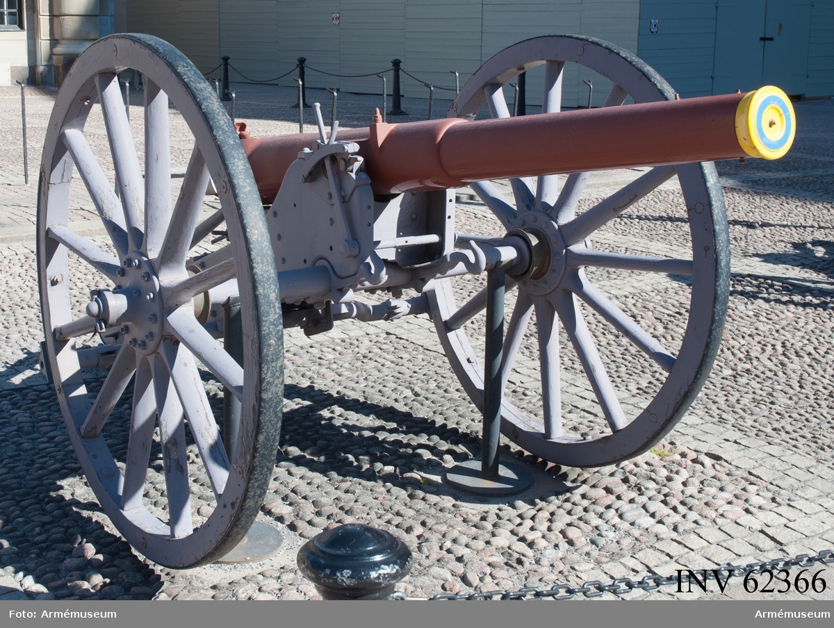 Grupp F I.
Eldröret tillverkat 1883 av Fried. Krupp, lavetten tillverkad 1895 av Stockholms vapenfabrik.
