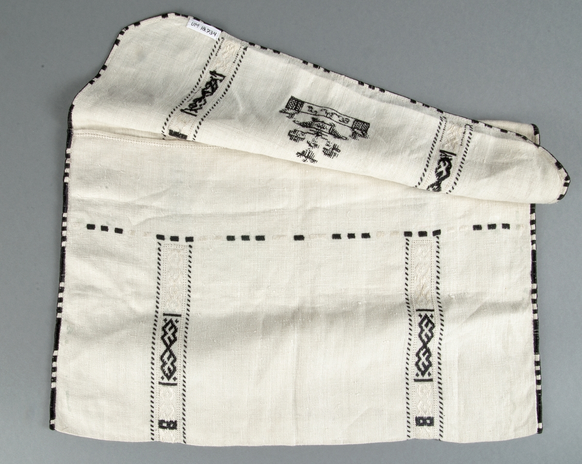 Servettväska av oblekt linne, broderad i svart och vitt med plattsöm, korsstygn, myrgång och hålsöm. Broderade initialer PMB.