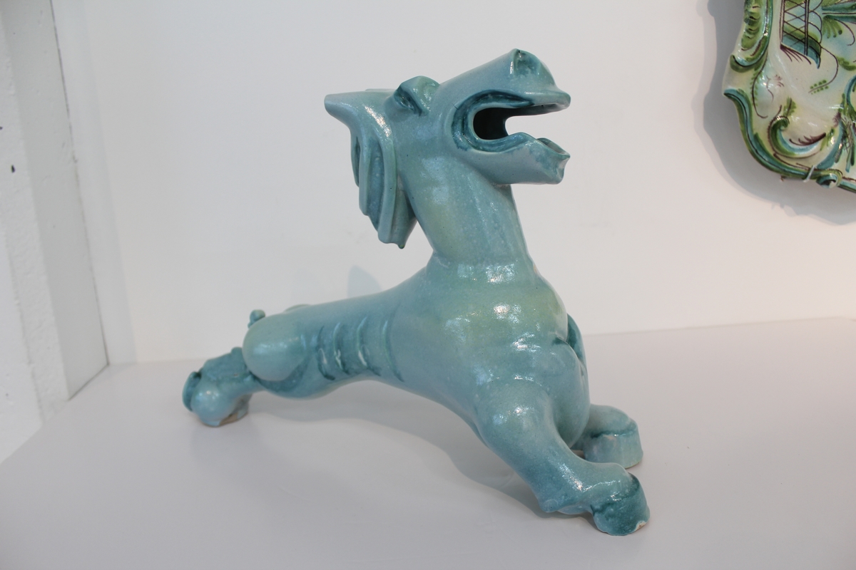 Figurin, fantasidjur, för fontän, blågrön glasyr. Formgivare Allan Ebeling, Bobergs Fajansfabrik, Gävle.