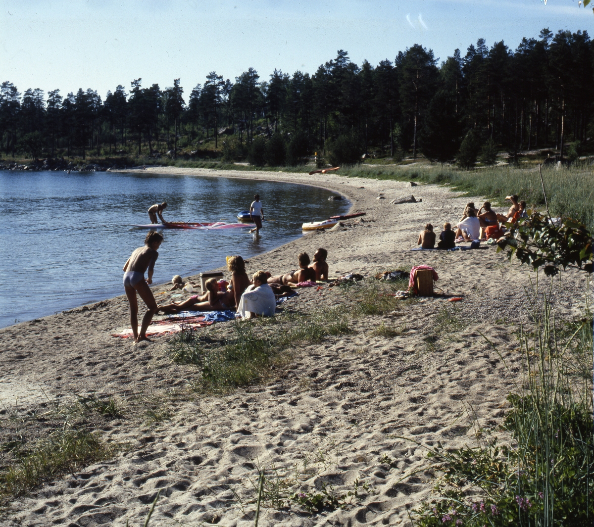 Badgäster vid Snäckenbadet i Långvind, Enånger.