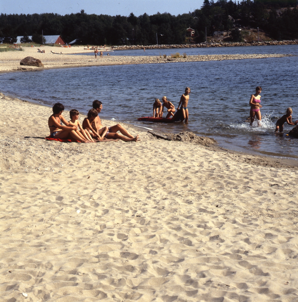 Havsbad med sandstrand vid Sörfjärden, Gnarp.