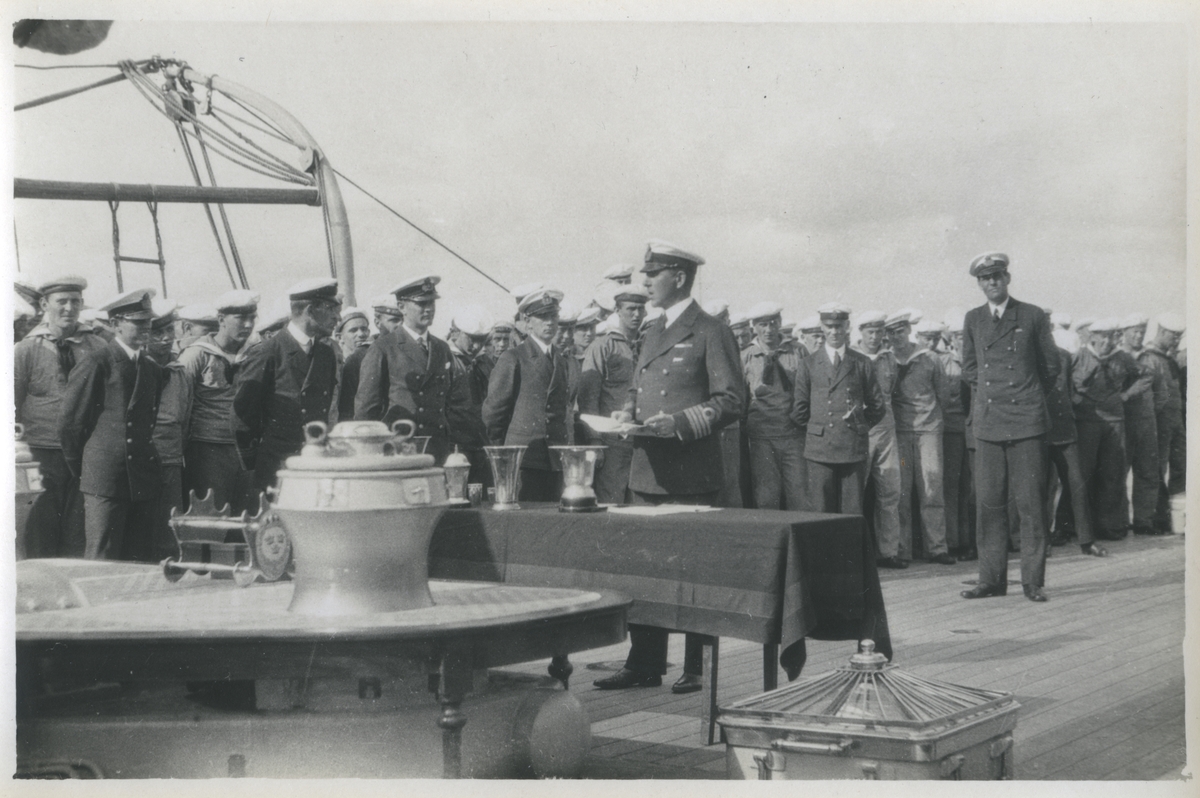 Fartygschefen på pansarskeppet SVERIGE kommendörkapten Adolf Mörner utdelar idrottspris ombord 1929. Berger har återgivit ceremonin även på Fo229124A, Fo229156, Fo229252C, Fo229255C och Fo229258C.
