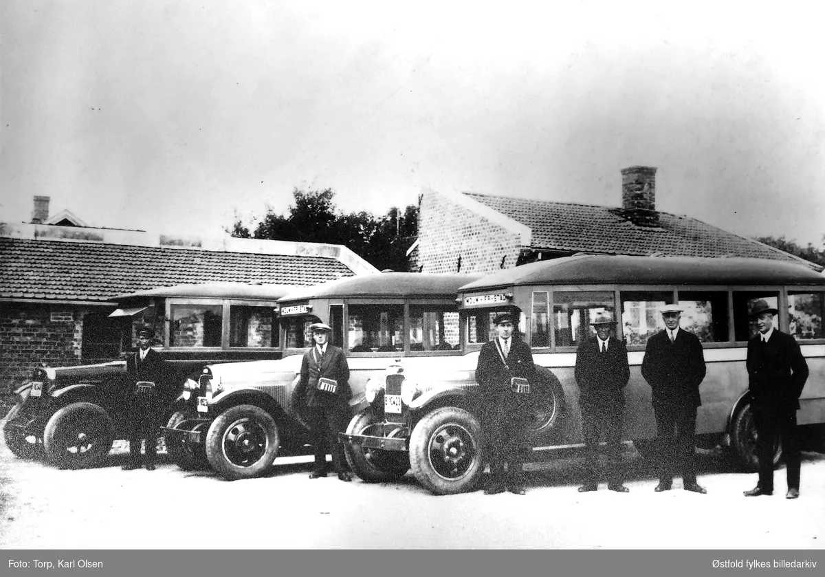 Borge kommunale bussruter (?) B.K.B.'s busspark i 1931- tatt ved garasjen på Lur, Sellebakk.

Fra venstre: 
Karl Jonassen - sjåfør, 
Ole Nilsen - sjåfør, 
Kristian Bakken - sjåfør, 
Thorvald Andreassen - styremedlem
Ole E. Ranum - bestyrer
Hartvig Jansen - styremedlem

Bussene fra venstre: 
1. Internasjonal, 1927-modell, 
2. Federal, 1930-modell, 
3. Federal, 1930-modell