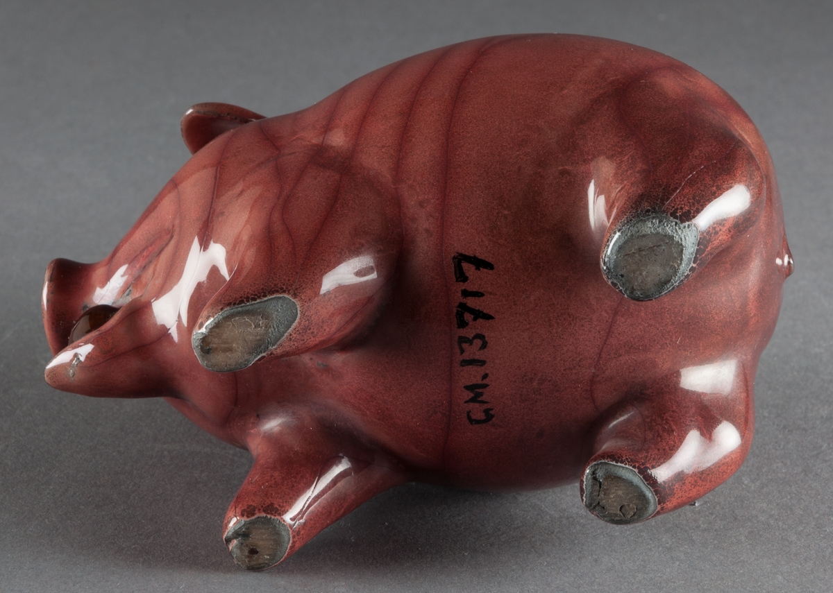 Ljusstake i form av en gris, Bo Fajans, design Allan Ebeling. Rödbrun glasyr.