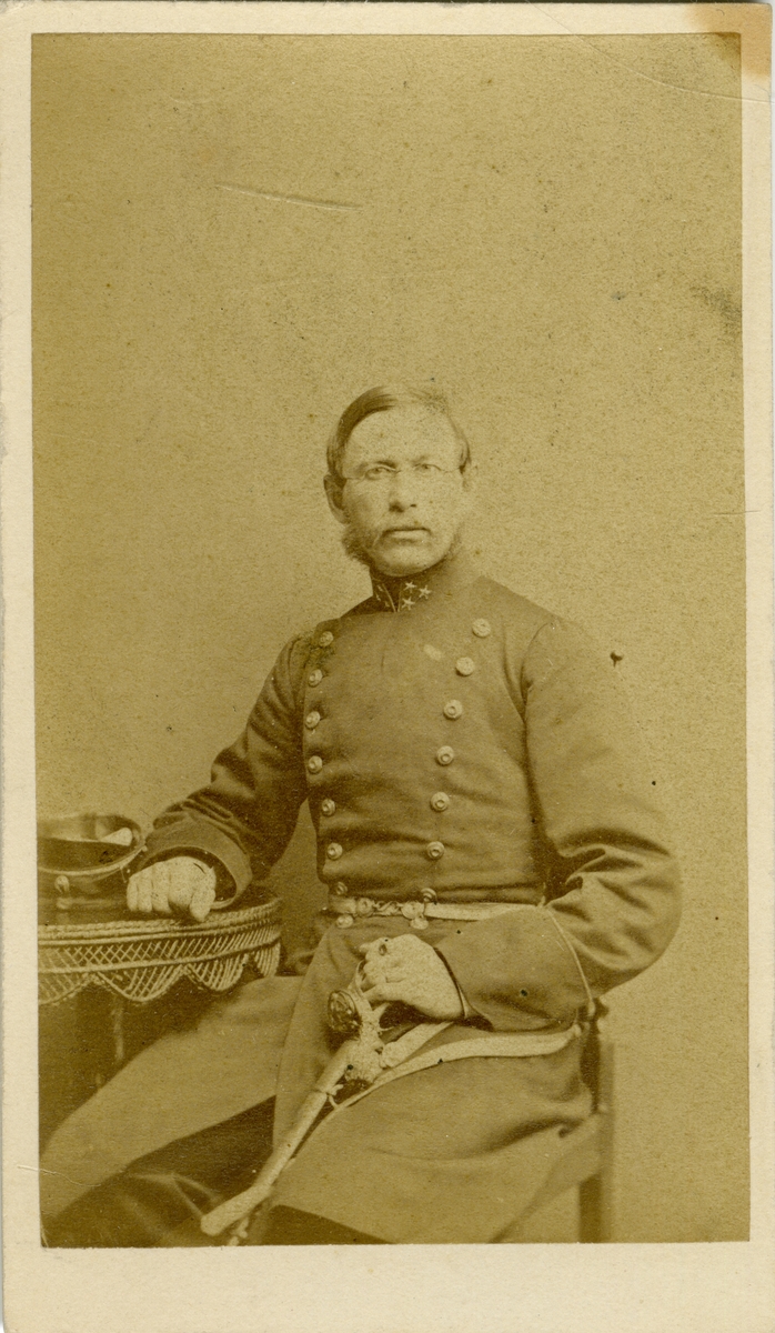Porträtt av okänd kapten vid Närkes regemente.