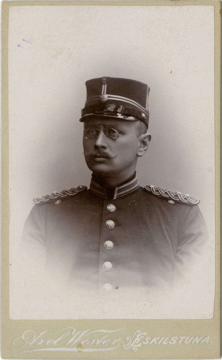 Porträtt av Sven Gustaf Algot Cavallin, löjtnant vid Södra skånska infanteriregementet I 7.