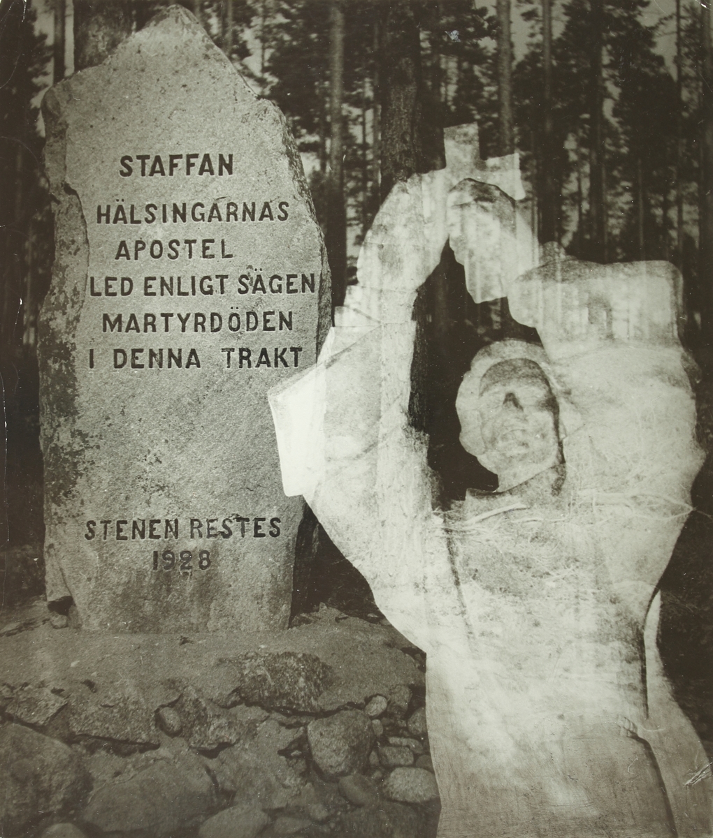 Minnesstenen över Staffan i Själstuga står till väster i bild. Bredvid denna finns en staty av densamme inlagd i bilden som tonats ned till en translucent figur.