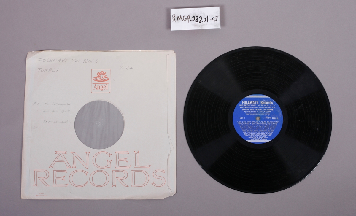 Grammofonplate i svart vinyl. Plata ligger i en uoriginal papirlomme med plastfôr merket "Angel Revords".