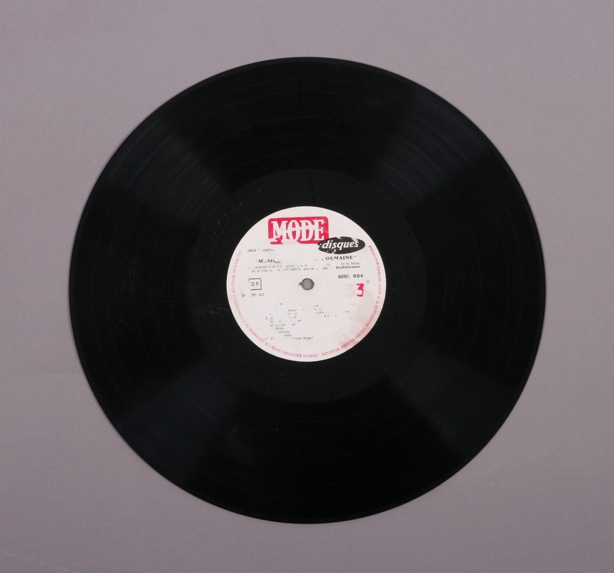 Grammofonplate i svart vinyl. Plata ligger i en uoriginal papirlomme med plastfôr merket "Angel Records".