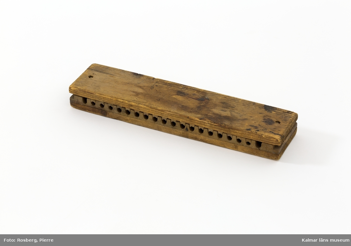 KLM 38958:3:2. Cigarrform. Form för tillverkning av cigarrer. Av trä. Rektangulär form för 20 stycken, 12 cm långa, cigarrer.
