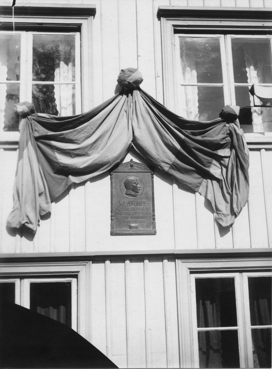 Minnestavlan på S A Andrées födelsehus avtäcks.