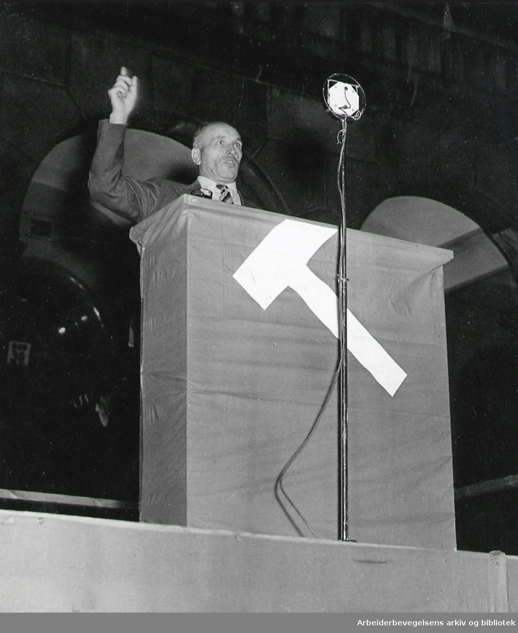 Martin Tranmæl taler på Youngstorget, 1937.