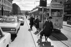 Carl Berners Plass. Farlig på Carl Berner. Trikkepasasjerer 