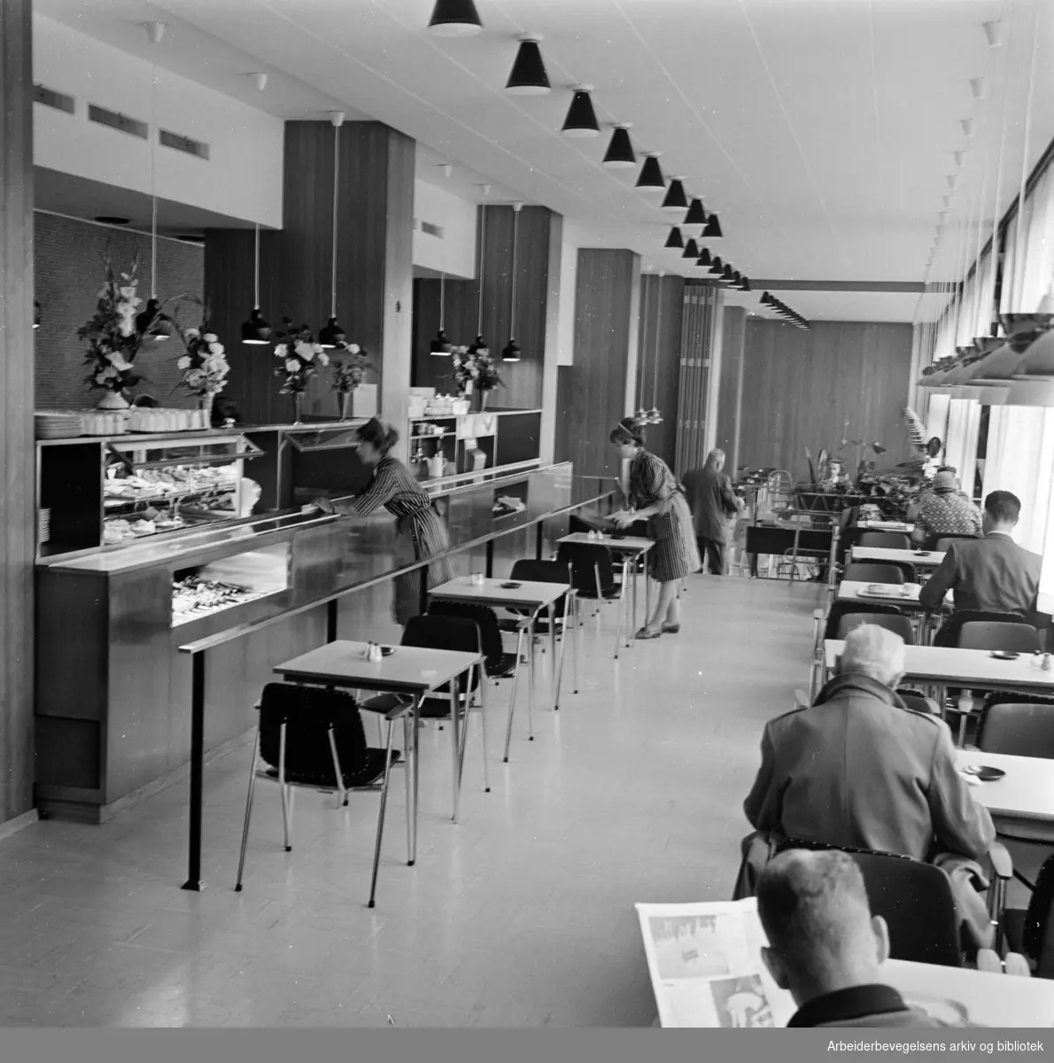 Folkets Hus: Kafeteria, 200 plasser, 30 ansatte. August 1962