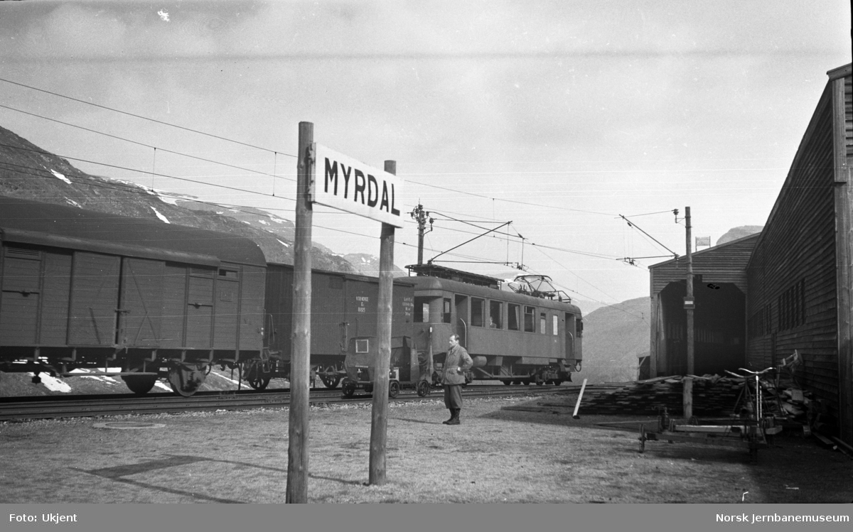 Myrdal stasjon med tog til Flåm, motorvogn type 104 (64) med vogner