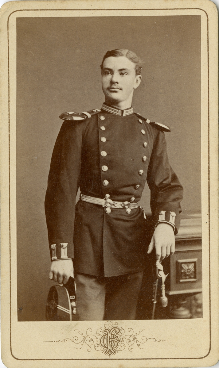 Porträtt av Carl Bror Skogman Munck af Fulkila, underlöjtnant vid Jönköpings regemente I 12.

Se även bild AMA.0002203, AMA.0008036 och AMA.0013857.