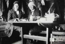 To kvinner ved spisebord