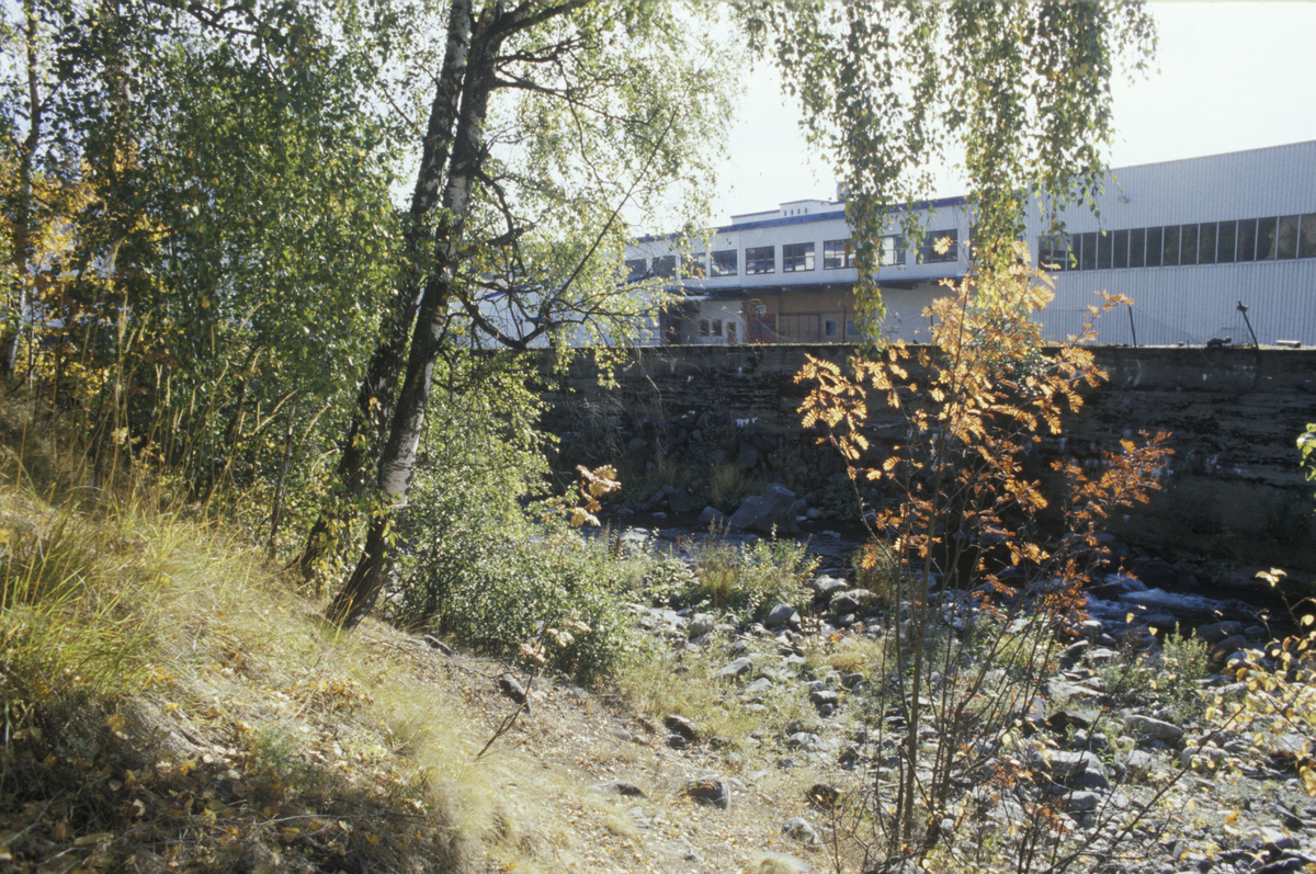 Lillehammer, fabrikkbygning, tidligere Mesna Kartongfabrikk, Mesna Bruk, nå Strandtorget Kjøpesenter, sett fra baksiden