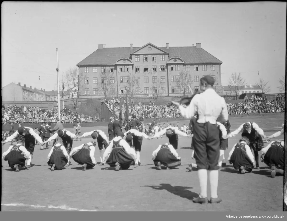 1. Mai 1932 på Dælenenga i Oslo. Arne Linderud spiller fiolin mens barnelagene i Oslo fremfører leikarring.