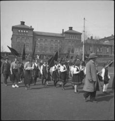 1. Mai 1932 på Dælenenga i Oslo. Grünerløkka skole i bakgrun