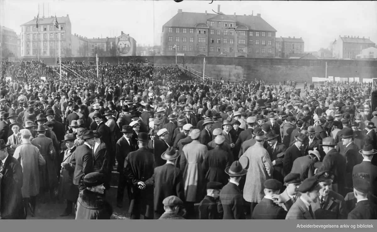 1. Mai 1924 på Dælenenga idrettsplass. Montasje av to fotografier ...