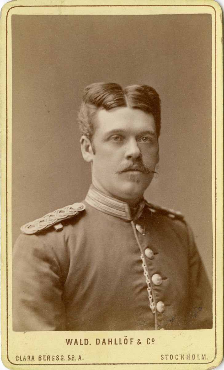 Porträtt av Sten Victor Blomberg, officer vid Göta livgarde I 2.
Se även bild AMA.0006839 och AMA.0006947.