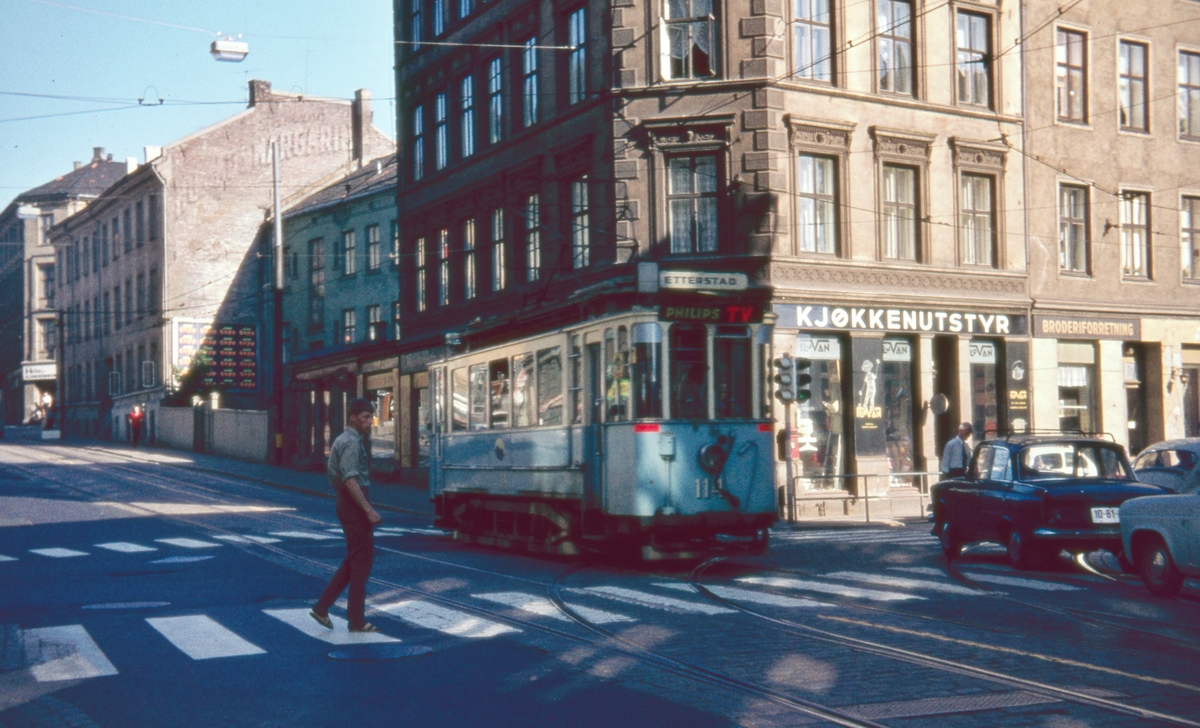 Sporvogn 114 på rute 6 i krysset Schweigaards gate/Oslogate. Dette var siste dag de klassiske toakslede Kristiania-trikkene gikk i ordinær rutetrafikk i Oslo.