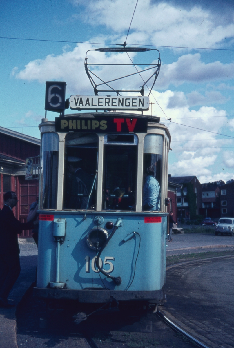 Sporvogn 105 første tur siste driftsdag rute 6. Etterstad. Dette var også siste dag de klassiske toakslede Kristiania-trikkene gikk i ordinær rutetrafikk i Oslo. Samme dag ble trikkelinjen til Etterstad nedlagt.