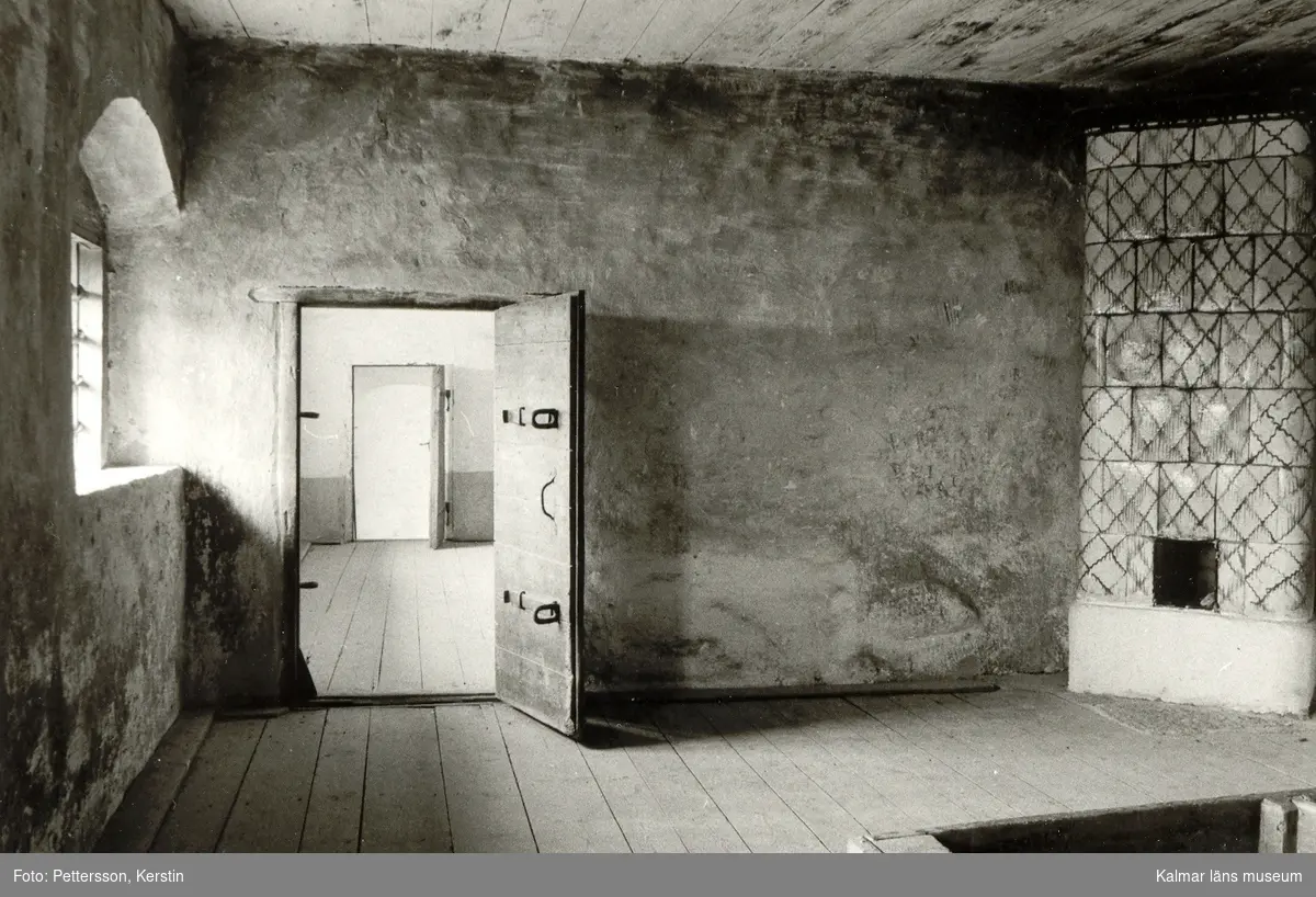 Kvinnofängelset på Kalmar slott med putsad vägg och kakelugn.