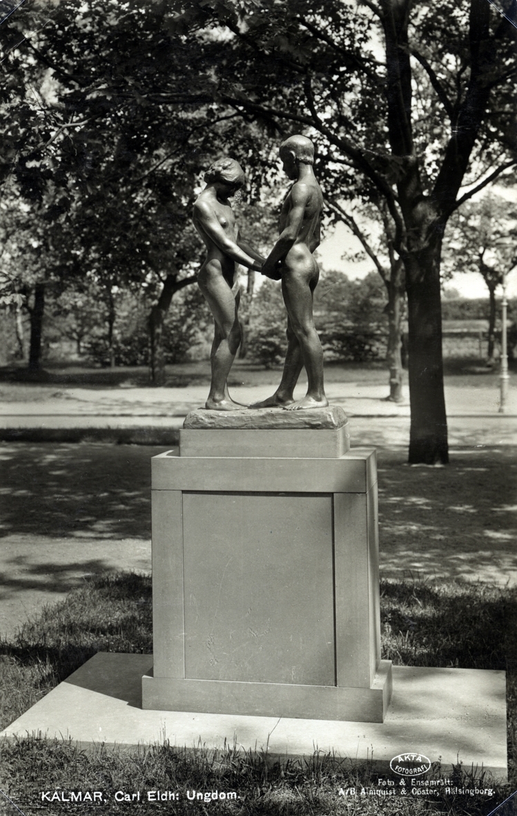 Skulpturen Ungdom av Carl Eldh. Vållade en sedlighetsdebatt på 1930-talet. Nakenhet utan historisk eller symbolisk markering var mycket kontroversiell. Skulpturen är en av Eldhs mest populära, han utformade den redan 1911.
