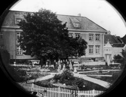 Foto fra et våningshus i Kristiansund. Fra Nordmøre museums 